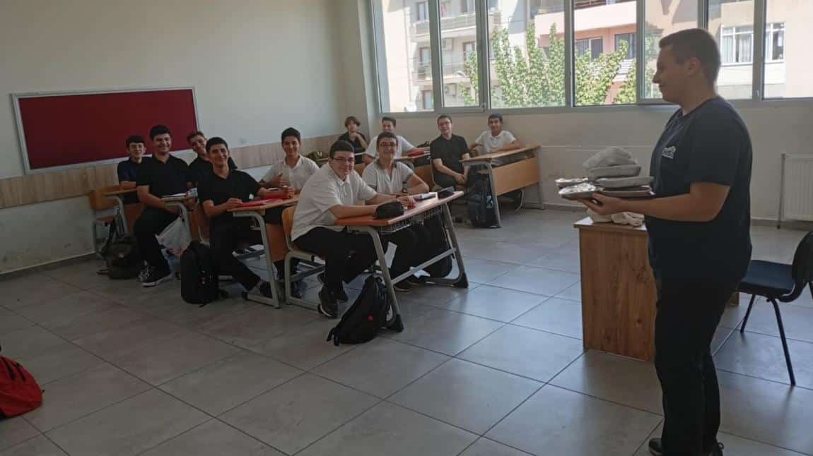 9 Eylül Gençlik Derneği'nden Öğrencilerimize ve Öğretmenlerimize Anlamlı İkram